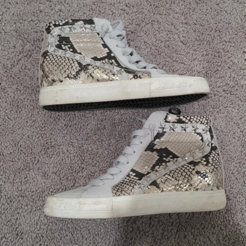 Vintage Havana Snakeskin Star Studded Hidden Wedge High Top Sneakers Grey 4.5